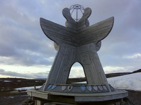 Скульптура отмечает Северный полярный круг