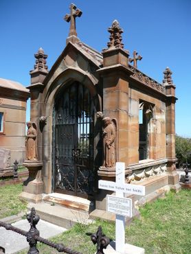 Надгробие Хуаниты Нильсен, семейный склеп Марка Фоя