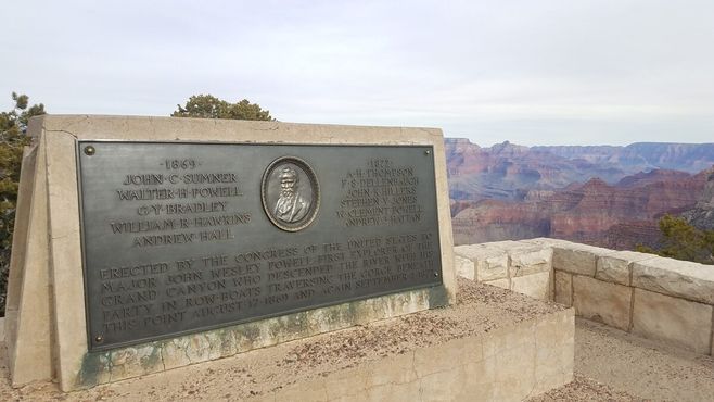 Мемориальная доска и Гранд-Каньон на заднем плане