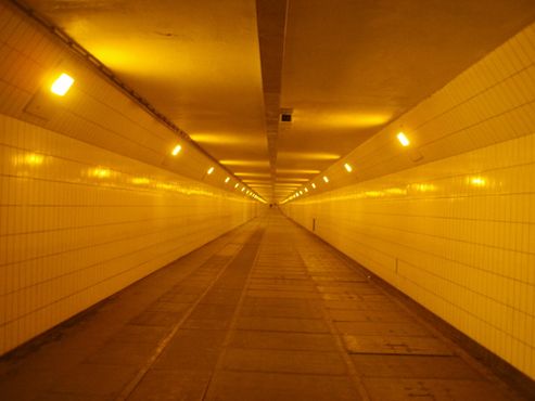 Внутри пешеходного тоннеля