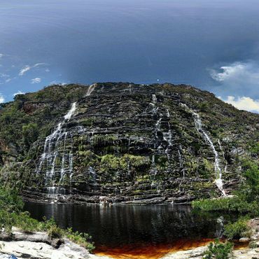 Насыщенная железом вода у подножия водопада Кашуэйра-ду-Лажеаду
