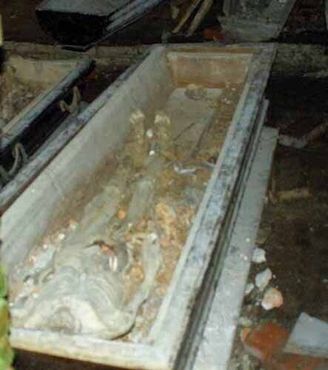 Мумифицированный скелет в пирамиде