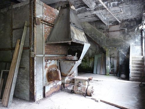 Заброшенная фабрика по переработке сельди в Дьюпавике