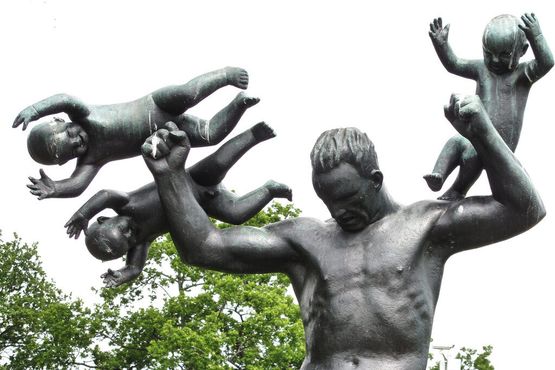 «Человек, атакованный младенцами» в парке скульптур Вигеланда