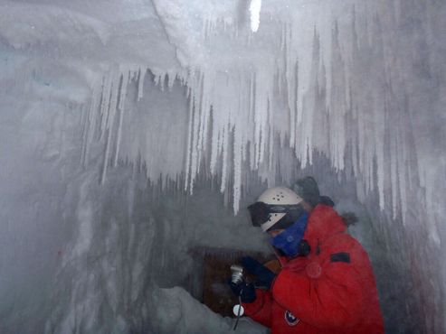 Персонал станции на Южном полюсе в ледяных туннелях