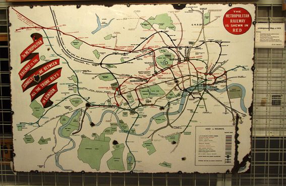Карта лондонского метро 1910 года, выставленная на складе