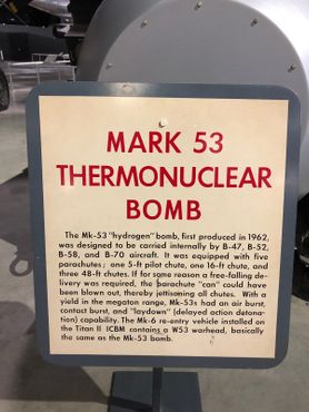 Информационная табличка, которая прилагается к термоядерной бомбе "Марк 53"