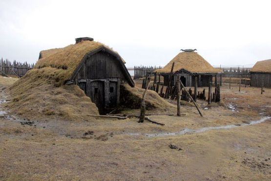 Дома на территории деревни викингов