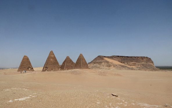 Джебель-Баркал и пирамиды.