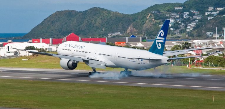 Boeing 777-300ER авиакомпании Air New Zealand (ZK-OKM) приземляется в Веллингтоне