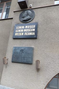 Памятная доска у входа в музей - адрес: Хёмеенпуисто, 28, Тампере, Финляндия