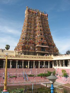 Красочный храм с тысячами фигур