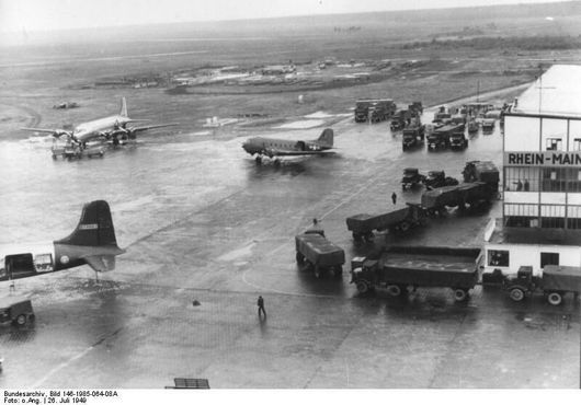 Погрузка самолетов на авиабазе Рейн-Майн, 26 июля 1949 года
