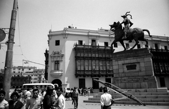 Статуя на площади Пласа Майор в Лиме