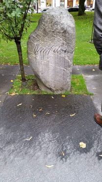 Каменный памятник на могиле Пальме в саду церкви Адольфа Фредрика
