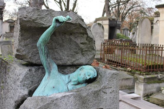 Памятник бельгийскому писателю Жоржу Роденбаху
