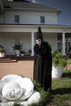 Тойбокс, популярная в США ведьма из мультиков, возле госпиталя Бэбиленд. Май 2017 года