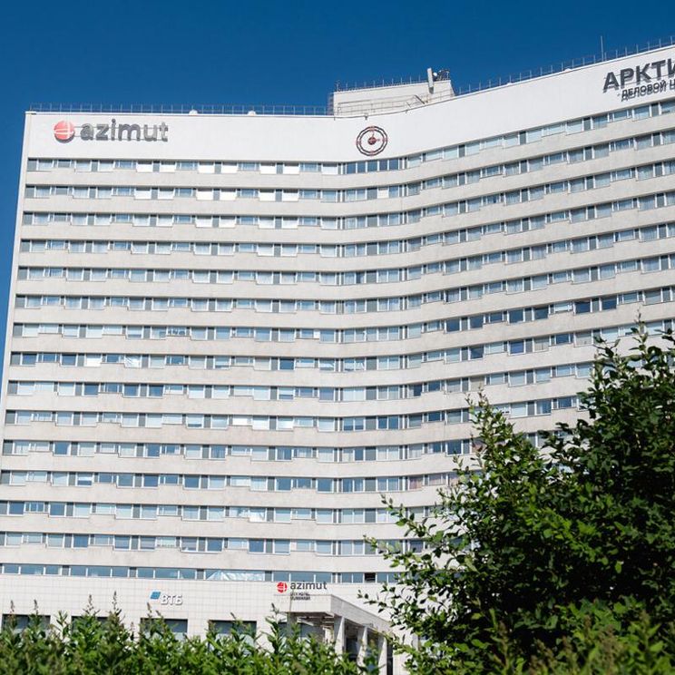 <p>В туре предусмотрено комфортное размещение в отелях в самом сердце Мурманска. Возможен выбор тарифа без проживания.</p><p><strong>Стоимость тура на 1 человека в зависимости от размещения, руб.:</strong></p><figure class=