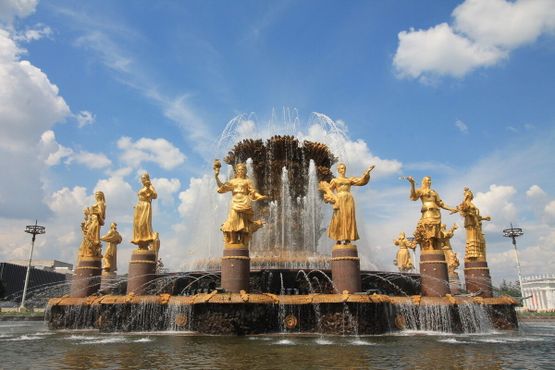 Фонтан «Дружба народов» :на момент создания фонтана было 16 республик, отсюда 16 статуй вокруг фонтана
