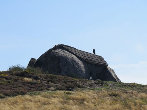 Дом-камень, вид спереди