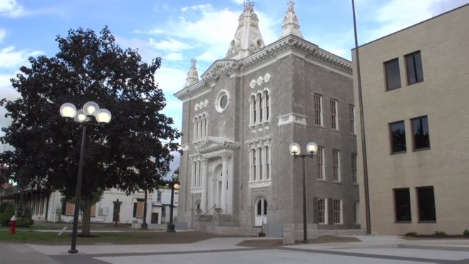 Здание суда, возле которого проходили кинопоказы