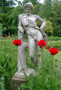 Сады усеяны изысканными статуями