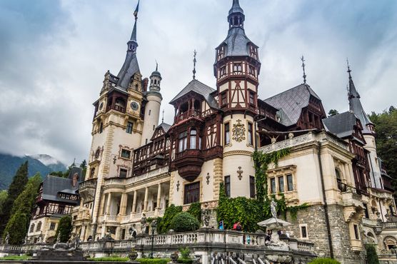 Замок Пелеш в Румынии выглядит так, будто он из сказки