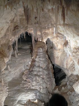 Почти каждый сантиметр пещеры усеян спелеотемами