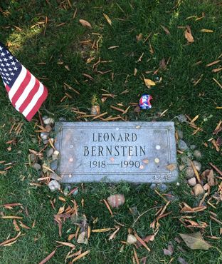 Могила известного американского композитора Леонарда Бернштейна (1918-1990) на кладбище Грин-Вуд