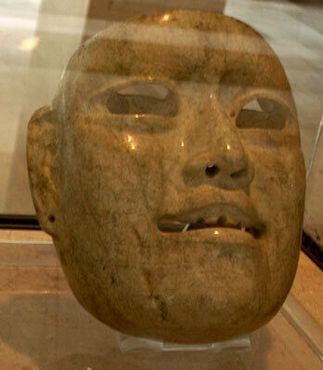 Жадеитовая маска древних ольмеков. На изображении видны элементы, указывающие на то, что лицо принадлежит человеку-ягуару.