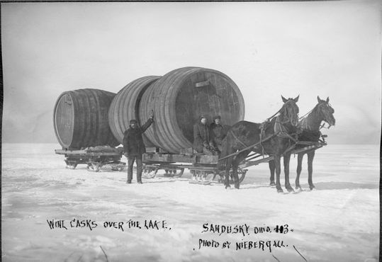 Перевозка бочек с вином по льду озера Эри, 1913 год