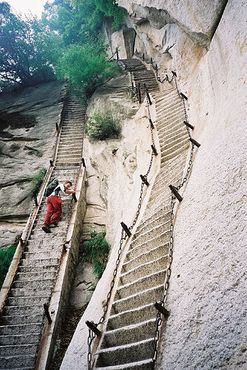 Похожие на подъемную лестницу ступени - один из опаснейших горных путей в мире