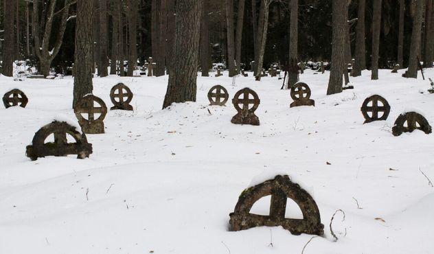 Солнечные кресты на кладбище острова Вормси