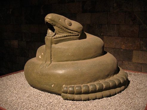 Ацтекская свёрнутая змея в Национальном антропологическом музее Мехико