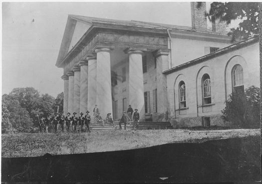 Солдаты Союзной армии на лужайке перед Арлингтон-хаус