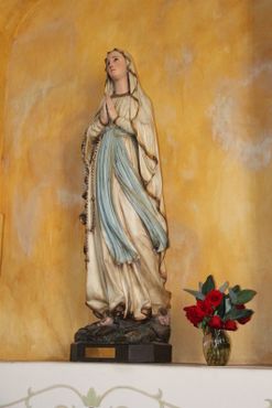 Статуя Девы Мария в нише трансепта