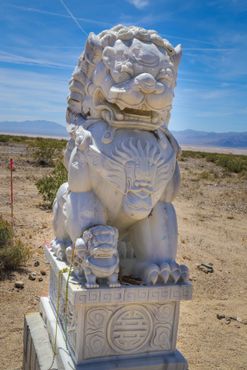 Статуя самки льва