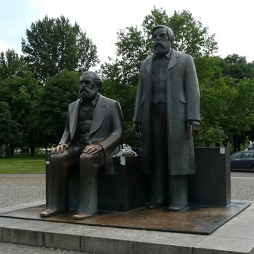 К памятнику Марксу и Энгельсу все еще возлагают живые цветы