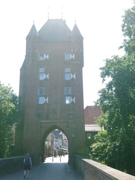Вид на внутреннюю башню с моста