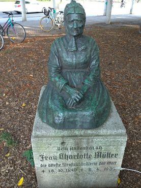 Памятник Шарлотте Мюллер