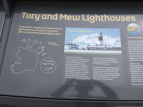 Этот фонарь когда-то стоял в маяке острова Тори, а затем - острова Мью