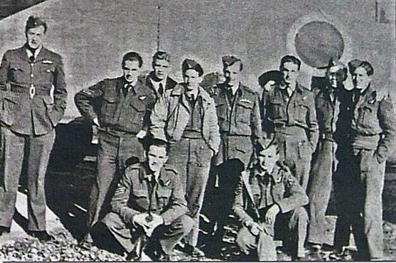 Команда «B-24» на фоне самолета перед началом миссии