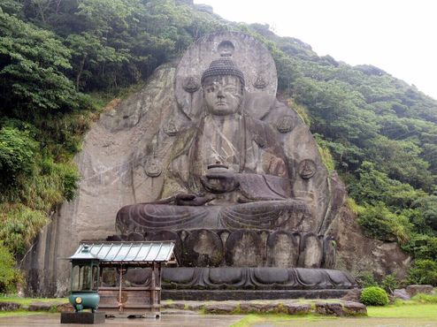 Самый большой досовременный каменный Будда в Японии находится на горе Нокогири