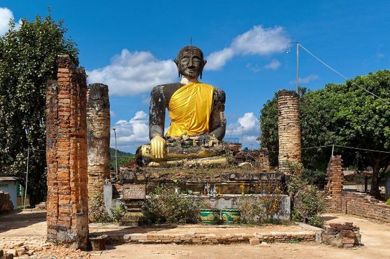 Статуя Будды в руинах взорванного храма в Муанг-Кхун