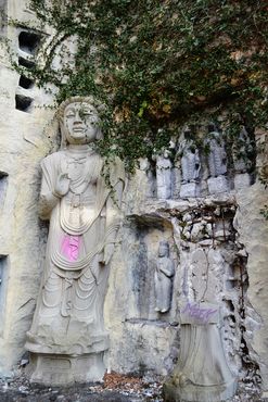 Одна из многих испорченных вандалами статуй Будды 