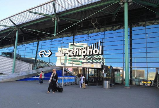 Главный вход в амстердамский аэропорт Схипхол