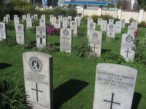 Могилы солдат Второй мировой войны из Британского Содружества в военной секции