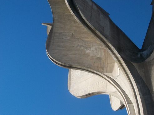 Памятник «Каменный цветок» на месте концлагеря Ясеновац