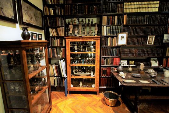 Некоторые предметы антиквариата и коллекция книг