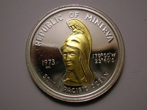Аверс монеты в 35 минервских долларов, 1973 год